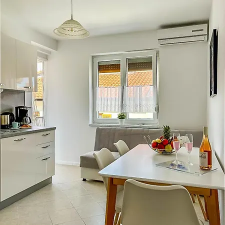Galib 2 - Newly Renovated And Location Near The Sea And Center Apartmán *