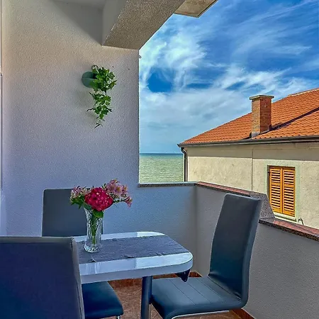 Galib 2 - Newly Renovated And Location Near The Sea And Center Apartment
